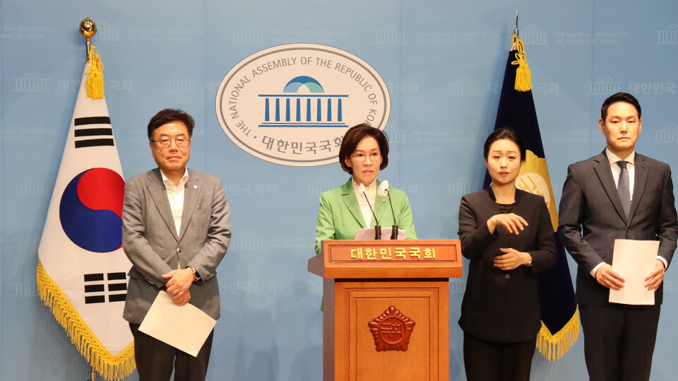 국민의힘 소속 이인선(왼쪽 세 번째) 국회 여성가족위원장과 서범수(왼쪽 첫 번째)·김한규(오른쪽 첫 번째) 여야 간사들이 27일 국회소통관 기자회견을 통해 딥페이크 문제의 심각성을 알리고 있다. (사진제공=이인선 의원실)