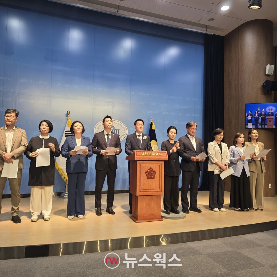 민주당 여가위, 과방위, 법사위, 행안위 소속 의원들이 27일 국회소통관 기자회견을 통해 딥페이크 문제의 조속 해결을 촉구하고 있다. (사진=원성훈 기자)