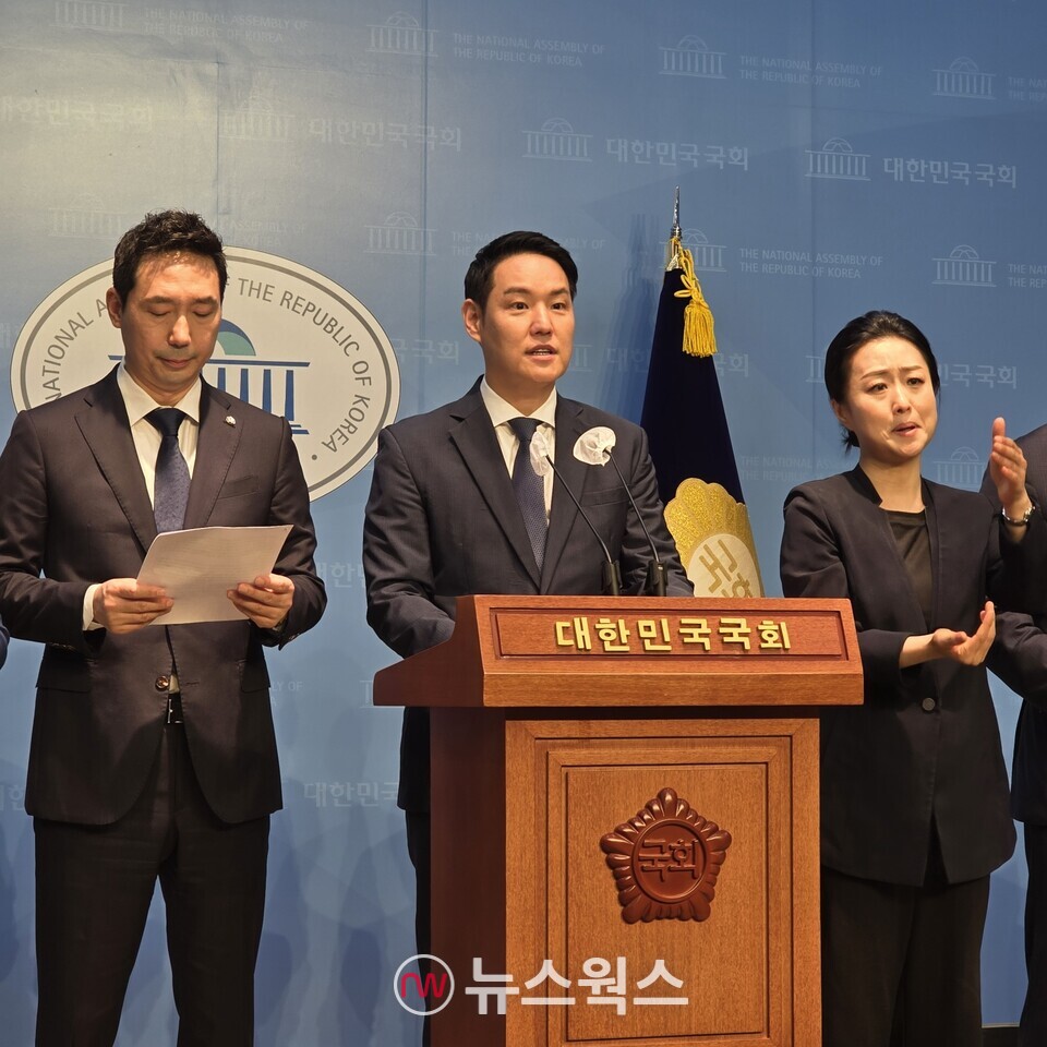 김한규(왼쪽 두 번째) 민주당 의원이 민주당 여가위·과방위·법사위·행안위 소속 의원들과 함께 27일 국회소통관에서 '딥페이크 성범죄'를 규탄하는 기자회견을 열고 있다. (사진=원성훈 기자)
