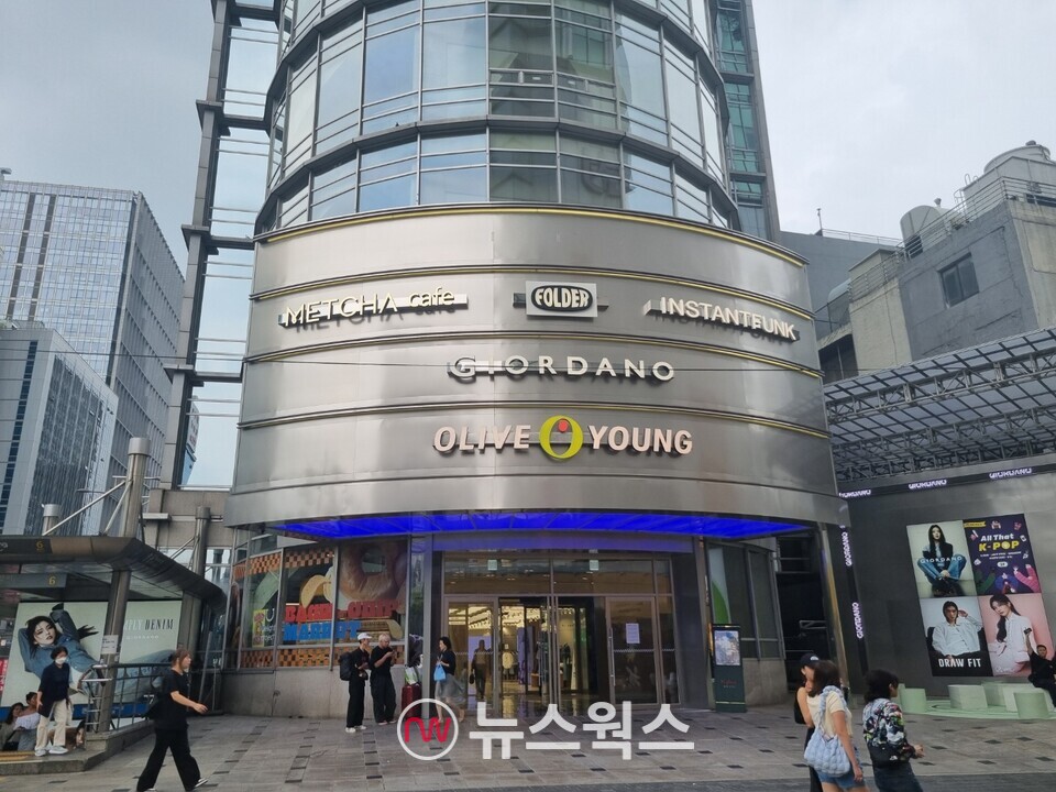 CJ올리브영은 이달 23일부터 명동역 6번출구에 신규 매장을 선보였다. (사진=김상우 기자)