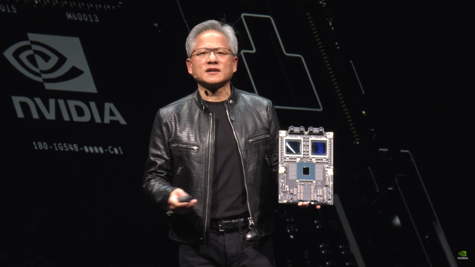 젠슨 황 엔비디아 CEO가 블랙웰 기반의 AI 가속기를 소개하고 있다. (출처=엔비디아 홈페이지) 