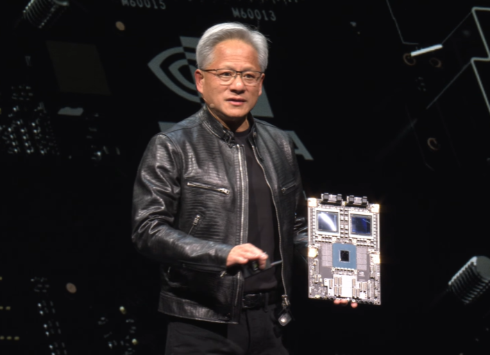 젠슨 황 엔비디아 CEO가 블랙웰 기반의 AI 가속기를 소개하고 있다. 그는 차세대 AI GPU인 '루빈'을 개발 중이라고 밝혔다. (출처=엔비디아 홈페이지)