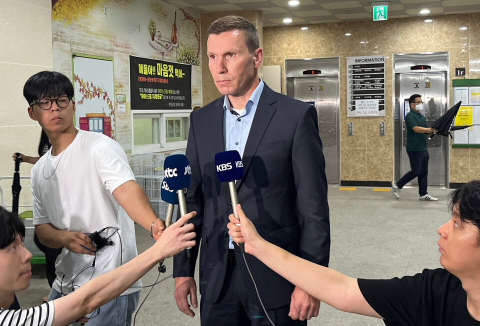 마티아스 바이틀 메르세데스 벤츠코리아 사장이 14일 오후 인천 청라아파트 전기차 화재현장을 방문 후 나서며 취재진 질문에 답하고 있다. (사진=뉴스1)