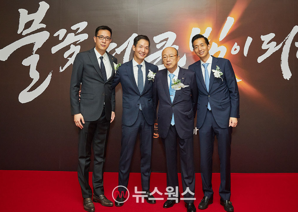 왼쪽부터 김동선 한화갤러리아 부사장, 김동원 한화생명 사장, 김승연 한화그룹 회장, 김동관 한화그룹 부회장이 지난 2022년 11월에 열린 현암 김종희 회장 탄생 100주년 기념식에서 기념 촬영을 하고 있다. (사진제공=한화그룹)