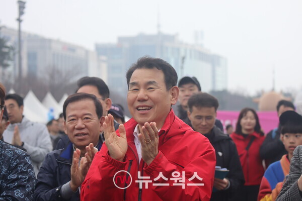 지난 3월 서울 영등포구 여의도공원 문화의 마당에서 열린 '제15회 금융투자인 마라톤대회(Bulls race)'에서 정은보(가운데) 한국거래소 이사장이 박수를 치고있다. (사진=박성민 기자)
