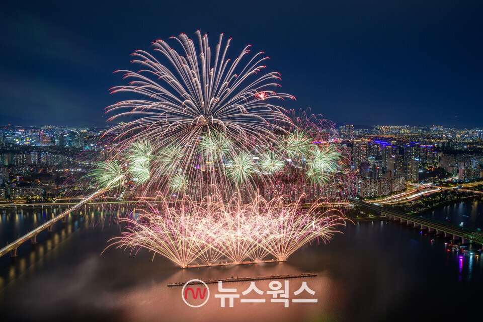 '서울세계불꽃축제 2023'에서 선보인 한화의 불꽃. (사진제공=한화)