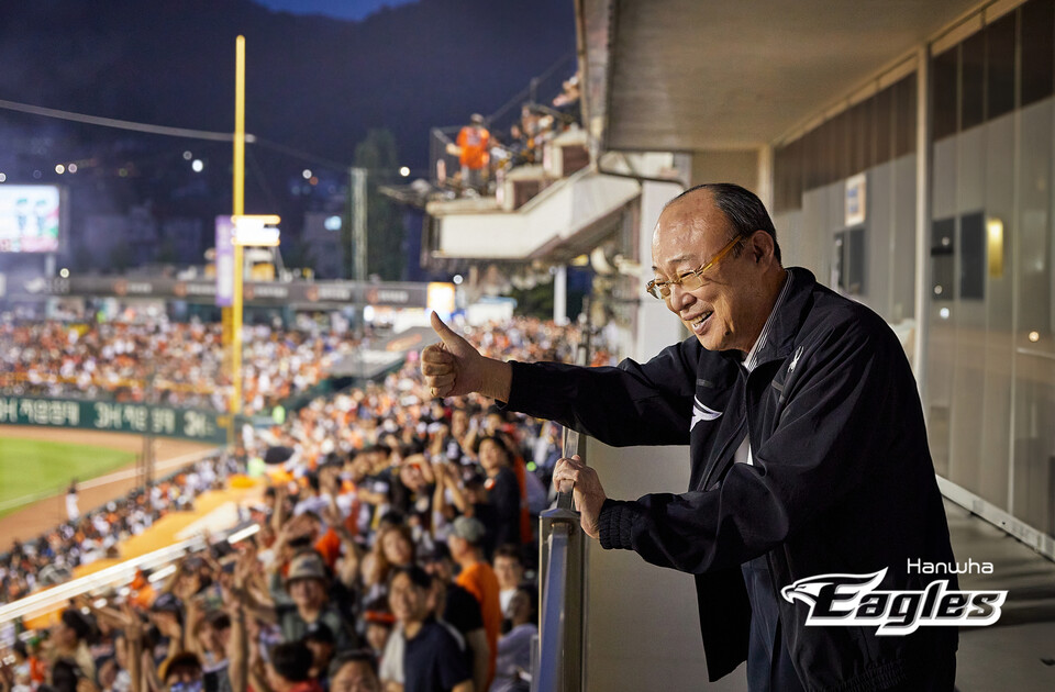 대전구장을 찾은 김승연 한화이글스 구단주가 관중의 환호에 엄지손가락을 치켜들며 화답하고 있다. (사진제공=한화이글스)