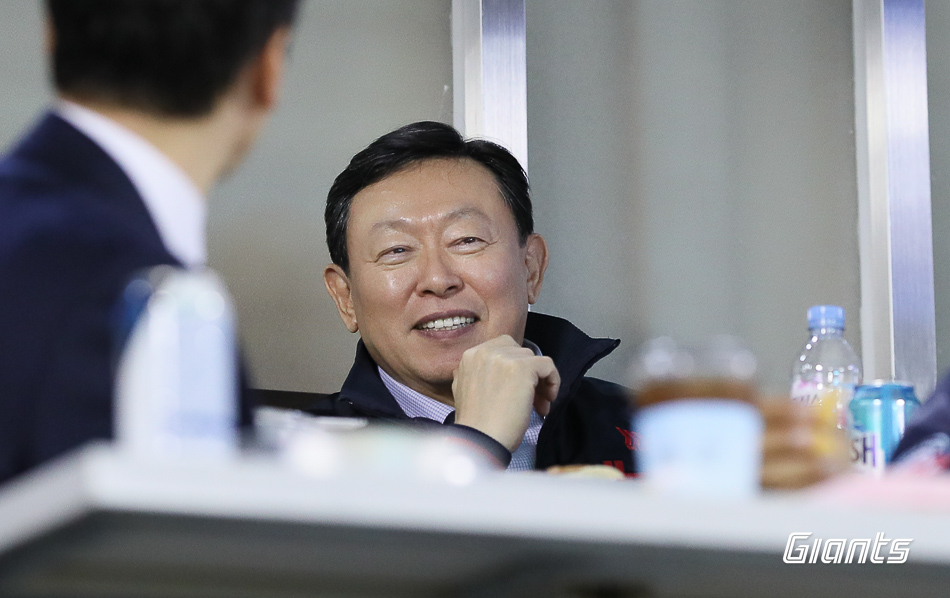 신동빈 롯데자이언츠 구단주가 지난 5월 잠실구장을 찾아 경기를 관람하고 있다. (사진제공=롯데자이언츠)