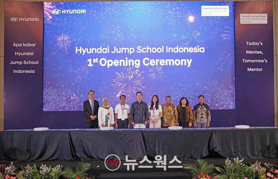 지난 3일(현지시간) 인도네시아 자카르타 쉐라톤 호텔에서 열린 'H-점프스쿨 인도네시아' 1기 발대식에서 서창범(왼쪽부터) 사단법인 점프 이사장, 주아리아 1기 학습센터 교장, 아드벤티우스 임마누엘 카로-카로 대학생 멘토, 차우준 현대차 인도네시아 판매법인 법인장, 나파 라이사 카밀라 대학생 멘토, 데디 프리아디 인도네시아 국립대학교 부총장, 안젤리나 테오도라 월드비전 인도네시아 전국지부장, 루트피 하르토노 1기 학습센터 교장이 기념촬영을 하고 있다. (사진제공=현대차그룹)