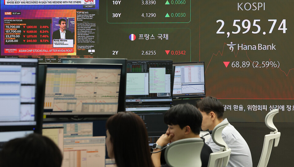 4일 오전 서울 중구 하나은행 본점 딜링룸 전광판에 삼성전자와 SK하이닉스, 일본의 도쿄 일렉트론 하락에 관한 뉴스 영상이 송출되고 있다. 간밤 뉴욕증시에서 엔비디아를 비롯한 미국 반도체주 폭락 여파로 오전 9시 16분 기준 삼성전자는 전 거래일보다 1,700원, 2.34% 내린 7만 800원에 거래되고 있다. SK하이닉스 역시 6% 넘게 하락하며 15만 원대까지 내려갔다. 2024.9.4/뉴스1