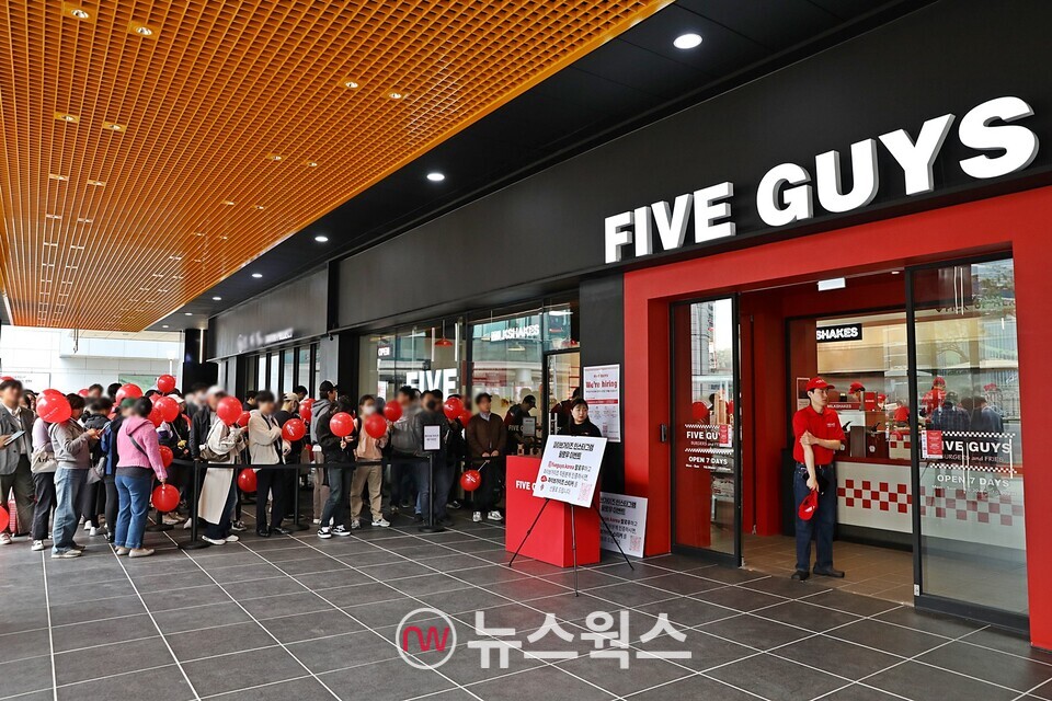 파이브가이즈 4호점 서울역 매장 전경 (사진제공=에프지코리아)