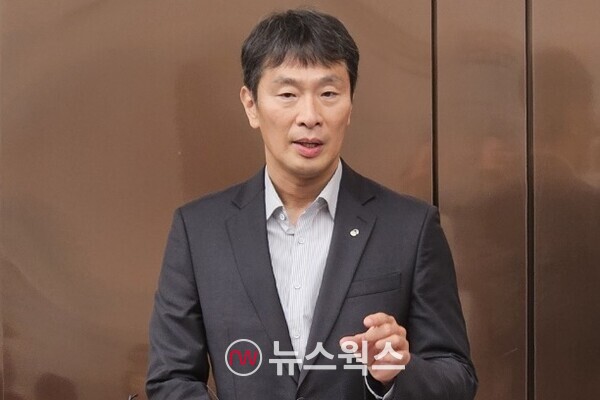 이복현 금감원장이 '가계대출 실수요자 및 전문가 현장간담회' 직후 기자들에게 우리금융 정기검사에 착수한 배경을 설명하고 있다. (사진=차진형 기자)