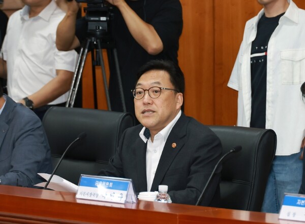 김병환 금융위원장은 서울 여의도 금융투자협회에서 금융권 릴레이 간담회의 여섯 번째 일정으로 금융투자협회장 및 10개 자산운용사 CEO들과 만나 생애주기별 자산관리, 자본시장 선진화, 건전한 시장발전 등을 주제로 의견을 교환했다. (사진제공=금융위원회)