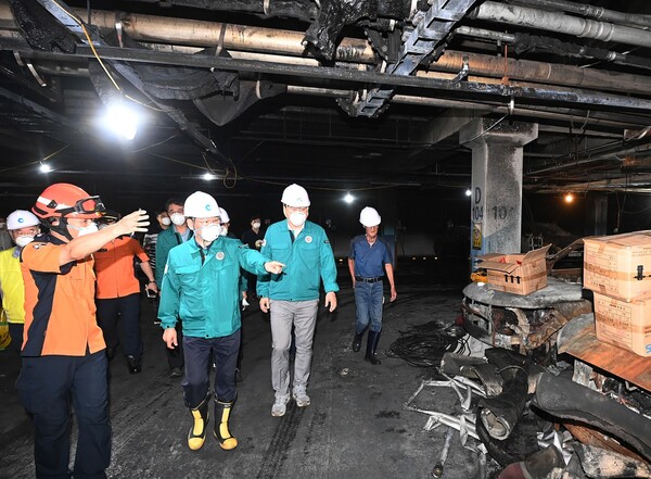 유정복 인천광역시장이 지난달 5일 인천 서구 청라동 아파트 지하주차장 화재현장을 찾아 피해 및 복구상황을 점검하고 있다. (사진제공=인천시청)