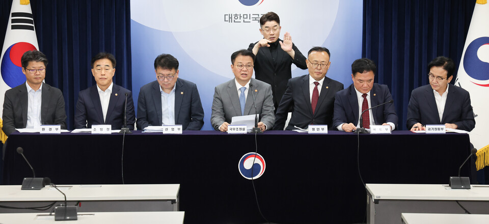 방기선(가운데) 국무조정실장이 6일 서울 종로구 정부서울청사에서 전기차 화재 안전관리대책을 발표하고 있다. (사진=뉴스1)