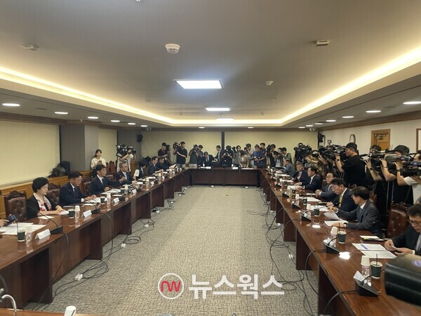 10일 이복현 금융감독원장이 서울 중구 은행회관에서 열린 은행장 간담회에서 발언하고 있다. (사진=김다혜 기자)