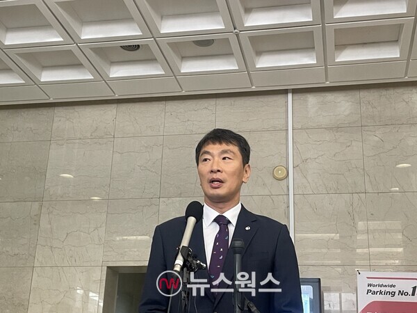 이복현 금융감독원장이 10일 서울 중구 은행연합회에서 열린 은행장들과 간담회 이후 기자들을 만나 '가계대출 정책'에 대한 입장을 밝히고 있다. (사진=김다혜 기자)