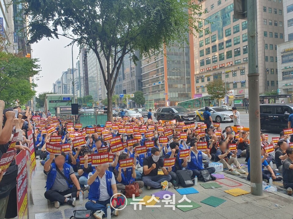 10일 오후 서울 강남에 위치한 메리츠화재 본사 앞에서 열린 '밀실야합 메리츠 수의계약 결사반대 조합원 결의대회'에 참여한 MG손보 노조원들이 결의 구호를 외치고 있다. (사진=백종훈 기자)
