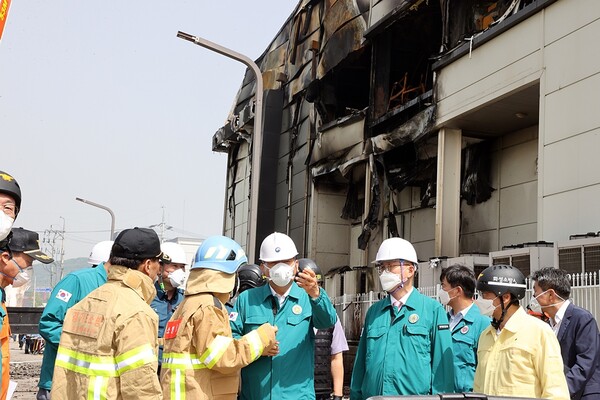 이상민 행정안전부 장관이 지난 24일 경기도 화성시 서신면 소재 일차전지 제조 업체 공장의 화재 현장을 찾아 소방관들의 화재진압 활동 상황 등을 점검하고 있다. (사진제공=행정안전부)
