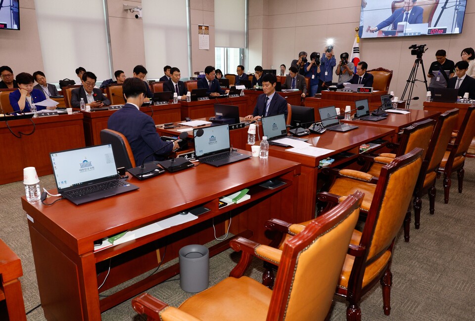 정청래 국회 법제사법위원회 위원장이 11일 오후 서울 여의도 국회에서 열린 법사위 제418회국회(정기회) 제5차 전체회의에서 국민의힘 의원들 퇴장 속에 의사봉을 두드리고 있다. 법사위는 이날 김건희 특검법, 채해병 특검법, 지역화폐법 개정안을 야당 단독 처리했다. (사진=뉴스1)