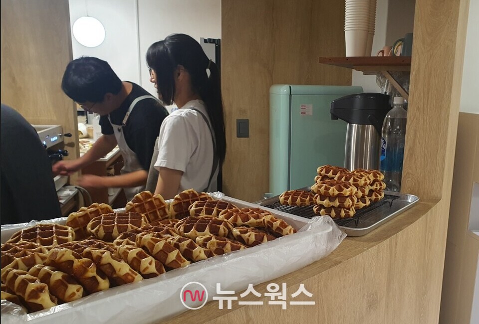 12일 오후 서울청년기지개센터 개관식에 참여한 봉사자들이 커피와 와플을 만들고 있다. (사진=백종훈 기자)