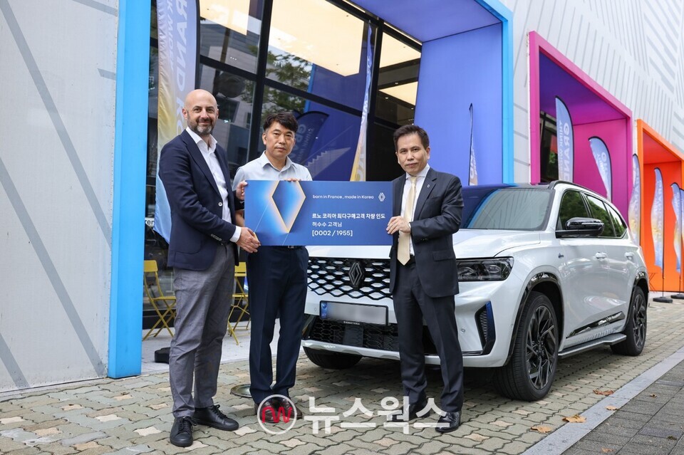 엠마누엘 알나와킬(왼쪽부터) 르노코리아 영업마케팅본부장과 허수수 고객, 황재섭 르노코리아 영업 및 네트워크 총괄 전무가 13일 르노 성수에서 열린 '그랑 콜레오스 E-Tech 하이브리드' 특별 인도식에서 기념사진을 촬영하고 있다.