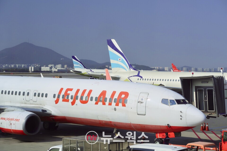 제주항공과 에어부산 항공기들이 김포공항 계류장에서 대기 중이다. (사진=정민서 기자)