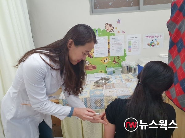 보건소에서 한 시민이 독감 예방접종을 받고 있다. (사진=뉴스웍스 DB)