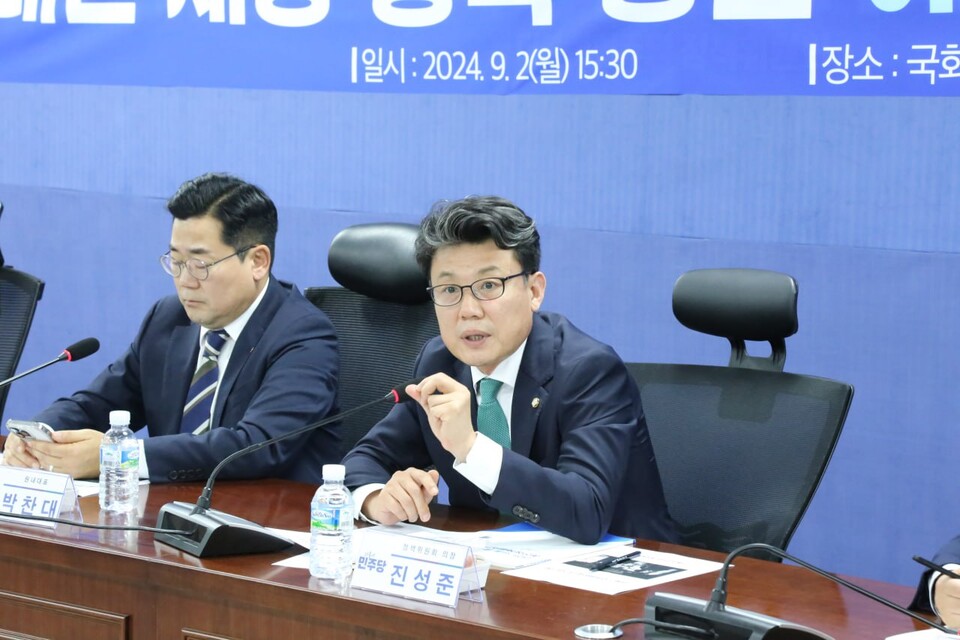 진성준(오른쪽) 민주당 정책위의장이 지난 2일 국회에서 열린 '더불어민주당 대전‧세종‧충북‧충남 예산정책협의회'에서 발언하고 있다. (출처=진성준 의원 페이스북)