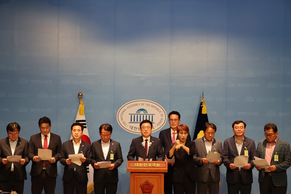 서범수 국민의힘 의원과 이순걸 울주군수 및 울산시의원, 울주군의원들이 20일 오전 서울 여의도 국회 소통관에서 MBK파트너스의 고려아연 공개매수에 대한 입장을 밝히는 기자회견을 하고 있다. (사진제공=서범수 의원실)