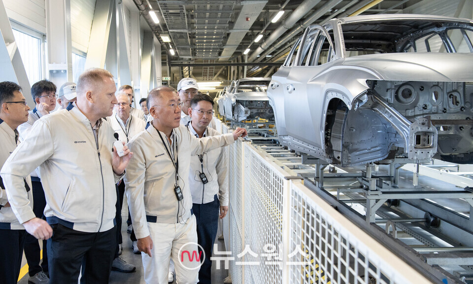 정의선 회장이 현대차 체코공장 현지 임직원들과 함께 생산 라인을 점검하고 있다. 앞줄 왼쪽부터 마틴 클리츠닉 HMMC 생산실장, 정의선 회장, 이창기 HMMC 법인장. (사진제공=현대차그룹)