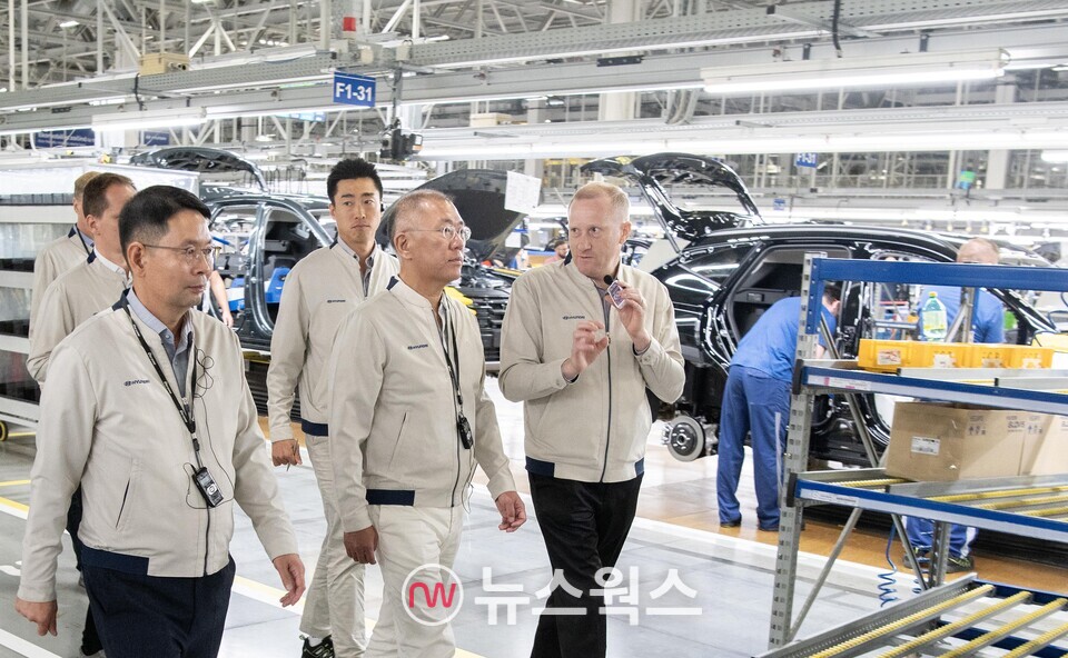 정의선(앞줄 가운데) 회장이 이창기(앞줄 왼쪽) HMMC 법인장, 마틴 클리츠닉 HMMC 생산실장과 함께 현대차 체코공장 생산라인을 점검하고 있다. (사진제공=현대차그룹)