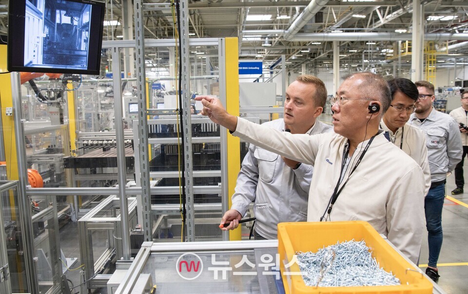 정의선 회장이 현대차 체코공장 내에 위치한 현대모비스 배터리시스템(BSA) 공장에서 현지 직원과 이야기를 나누고 있다. (사진제공=현대차그룹)