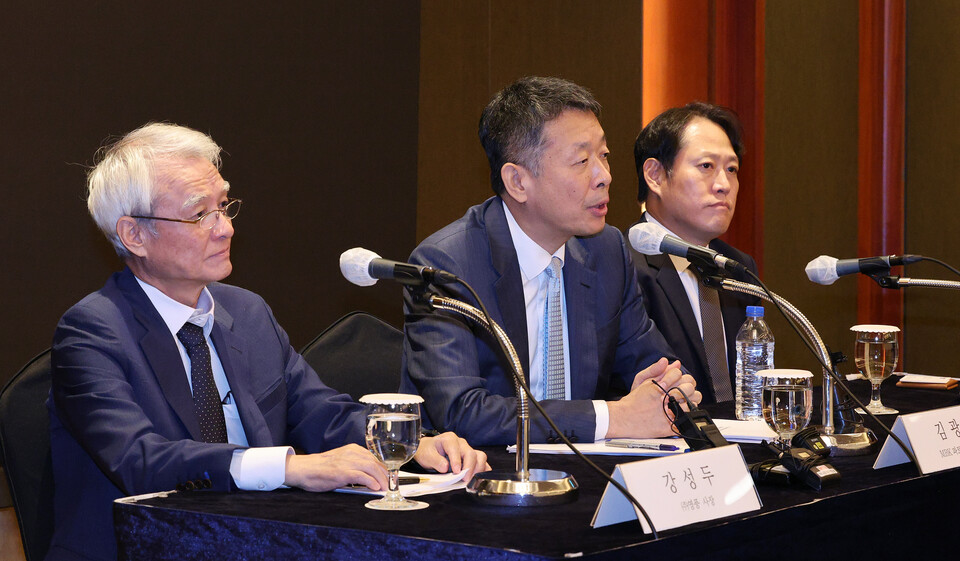 지난 19일 오전 서울 중구 롯데호텔에서 열린 MBK파트너스 고려아연 공개매수 관련 기자간담회에서 김광일(가운데) MBK 파트너스 부회장가 취재진의 질문에 답하고 있다. (사진=뉴스1)