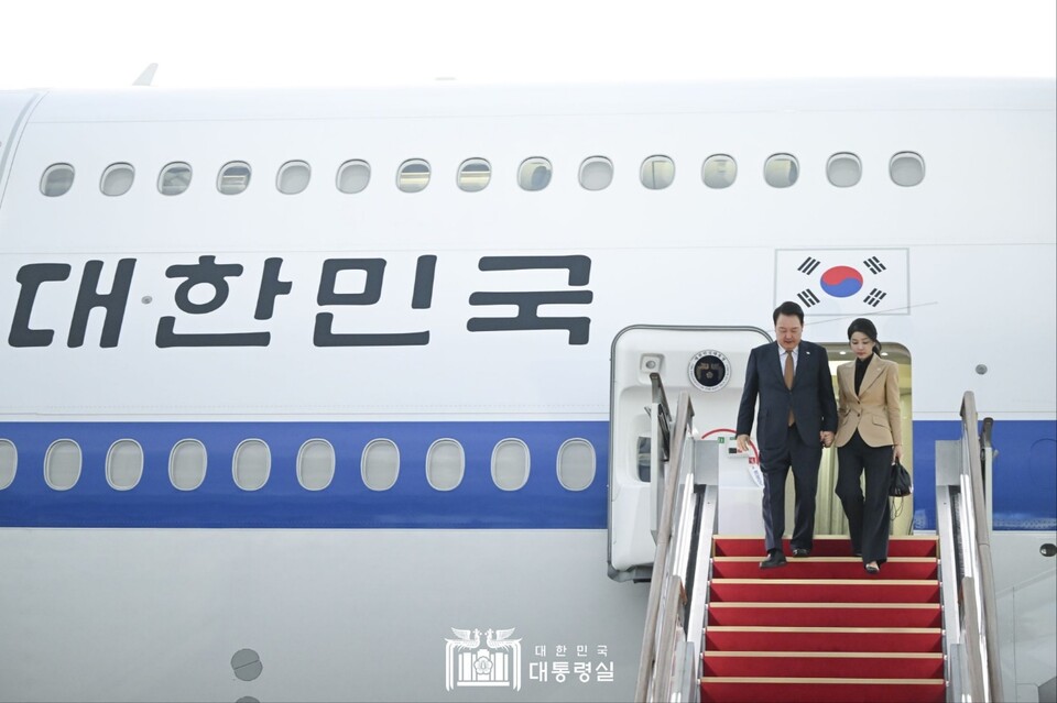 윤석열 대통령과 부인 김건희 여사가 22일 새벽 2박4일간의 체코 공식방문을 마치고 귀국, 전용기인 공군 1호기에서 내리고 있다. (출처=대통령실 홈페이지)