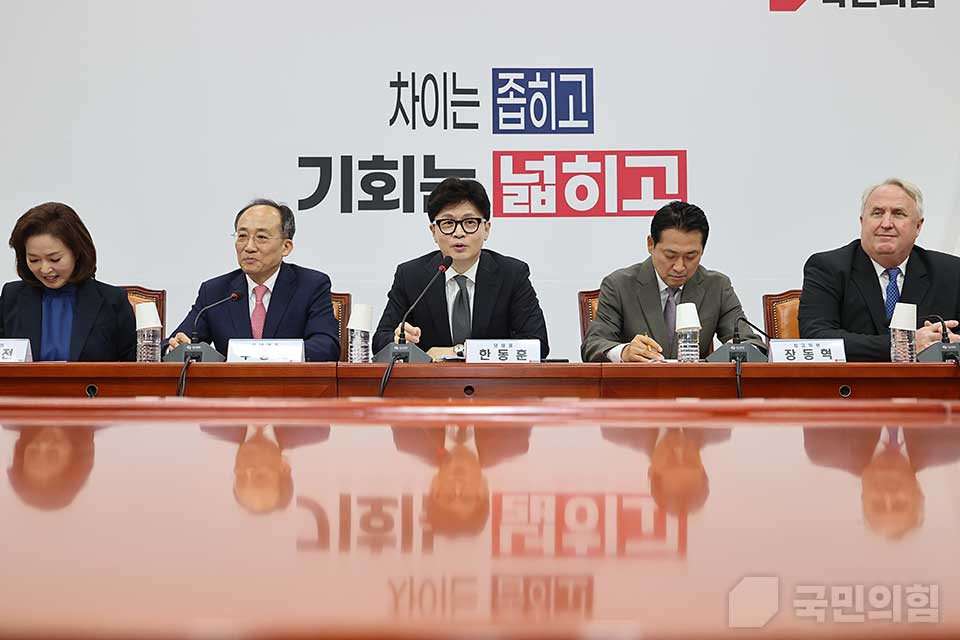 한동훈(가운데) 국민의힘 대표가 지난 19일 국회에서 열린 최고위원회의에서 발언하고 있다. (사진제공=국민의힘)
