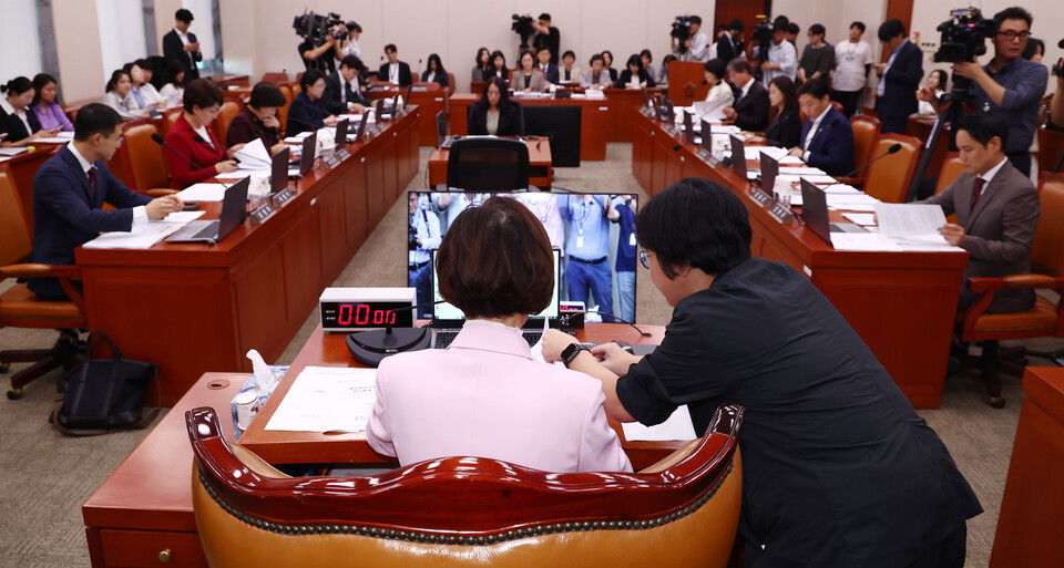 이인선 국회 여성가족위원장이 23일 오후 서울 여의도 국회에서 열린 여성가족위원회 전체회의에서 의사봉을 두드리고 있다. (사진=뉴스1)