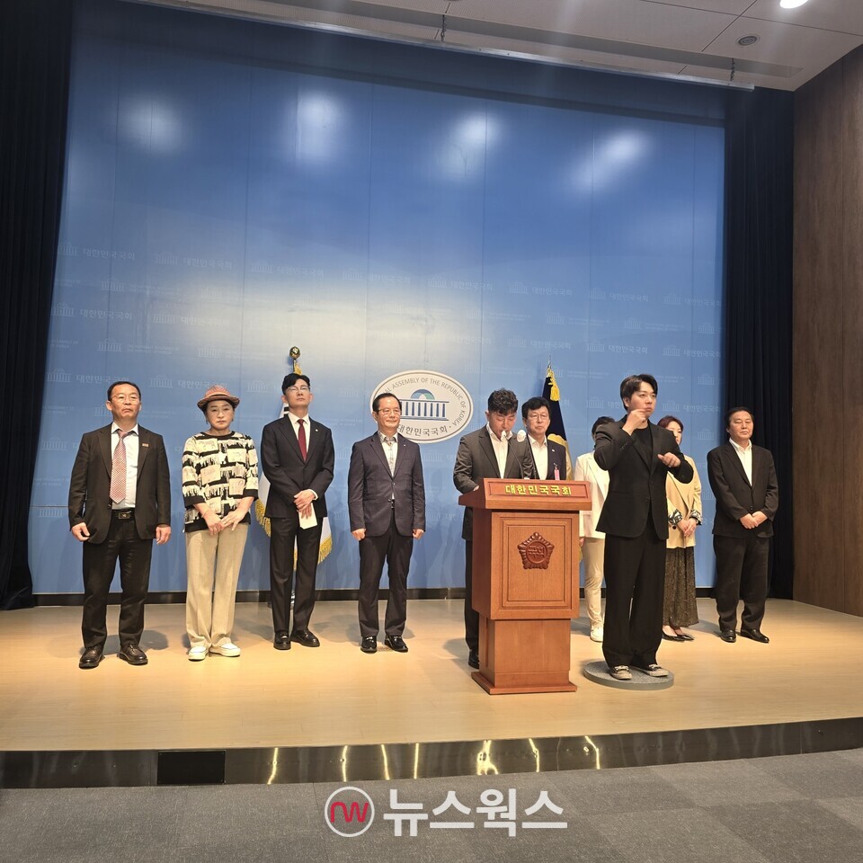 이은택 '통일을 위한 환경과 인권' 대표가 23일 국회소통관에서 탈북시민단체 대표 등이 배석한 가운데 성명서를 발표하고 있다. (사진=원성훈 기자)