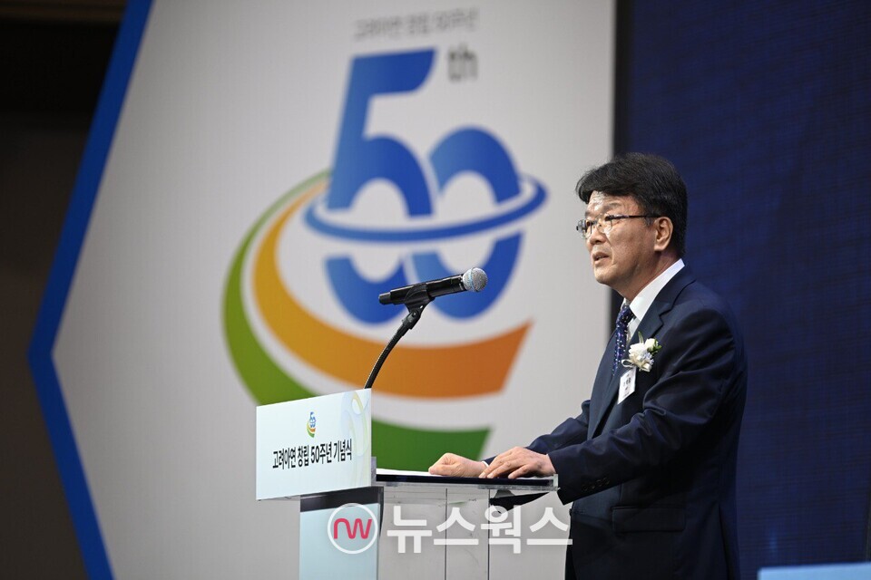 최윤범 고려아연 회장이 창립기념일(8월1일)을 하루 앞둔 지난 7월 31일 울산에서 열린 고려아연 창립 50주년 기념식에서 발언하고 있다.출처 : 스트레이트뉴스(https://www.straightnews.co.kr) (사진제공=고려아연)