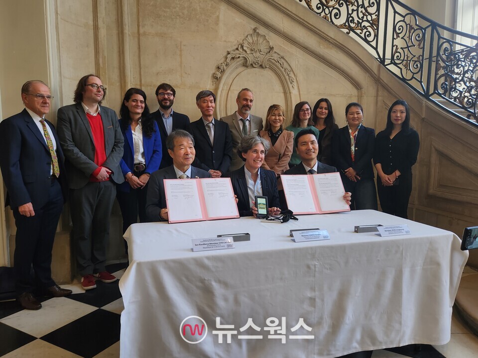 아시아나항공이 23일(현지시간) 프랑스 파리 로댕 미술관에서 로댕 미술관과 한국어 안내 서비스 후원 협약을 체결했다. 최재철(앞줄 왼쪽 첫 번째부터) 주프랑스대사, 에밀리 시미에 로댕 미술관 이사장, 전종웅 아시아나항공 파리지점장 등 관계자들이 기념 촬영을 하고 있다. (사진제공=아시아나항공)