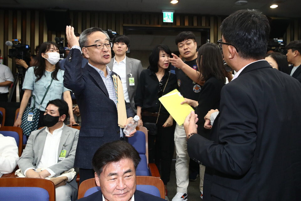 정의정 한국주식투자자연합회 대표와 개인투자자들이 24일 오전 서울 여의도 국회에서 열린 '더불어민주당 정책 디베이트: '행복하고 정의로운 대한민국, 금융투자소득세 시행은 어떻게'를 찾아 방청을 요구하며 항의하고 있다. (사진=뉴스1)