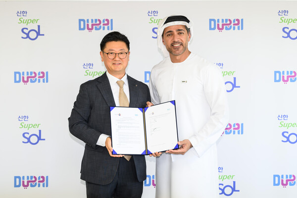 조문일(왼쪽) 신한은행 슈퍼SOL플랫폼본부장과 이쌈 카짐 두바이 경제관광부 대표가 참석한 가운데 두 기관은 여행 고객 대상 공동마케팅을 위한 업무협약을 체결했다. (사진제공=신한금융지주)