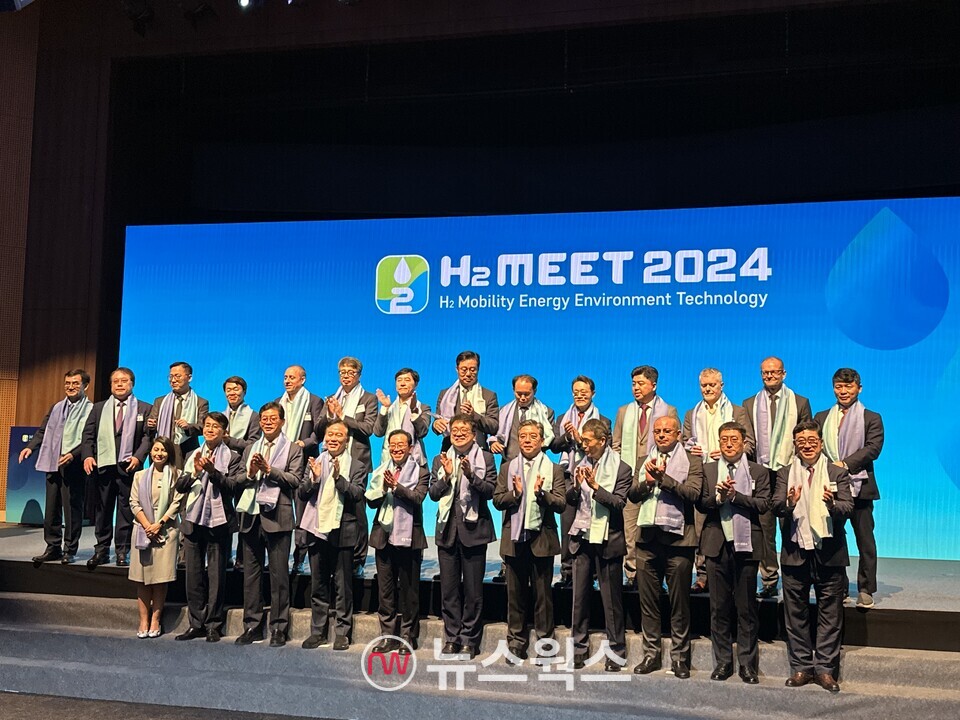 25일 경기 일산 킨텍스에서 열린 H2 MEET 2024 개막식에서 최남호 산업부 제2차관과 강남훈 H2 MEET 조직위원장, 김제홍 한국 수소연합 회장, 이종배 국민의힘 의원, 정태호 더불어민주당 의원, 장재훈 현대차 사장, 김동욱 현대차 전략기획실 부사장, 조항진 코오롱인더스트리 전무 등 수소 산업 주요 인사들이 기념사진을 찍고 있다. (사진=정현준 기자)