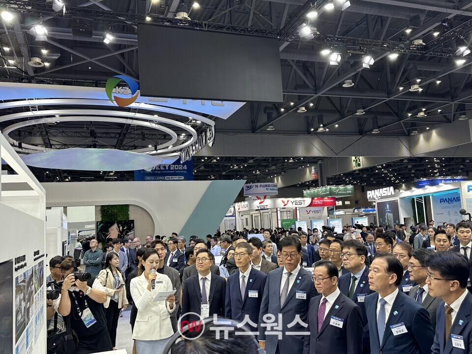 현대차그룹 부스에서 주요 내빈 및 참가기업 관계자들이 설명을 듣고 있다. (사진=정현준 기자)