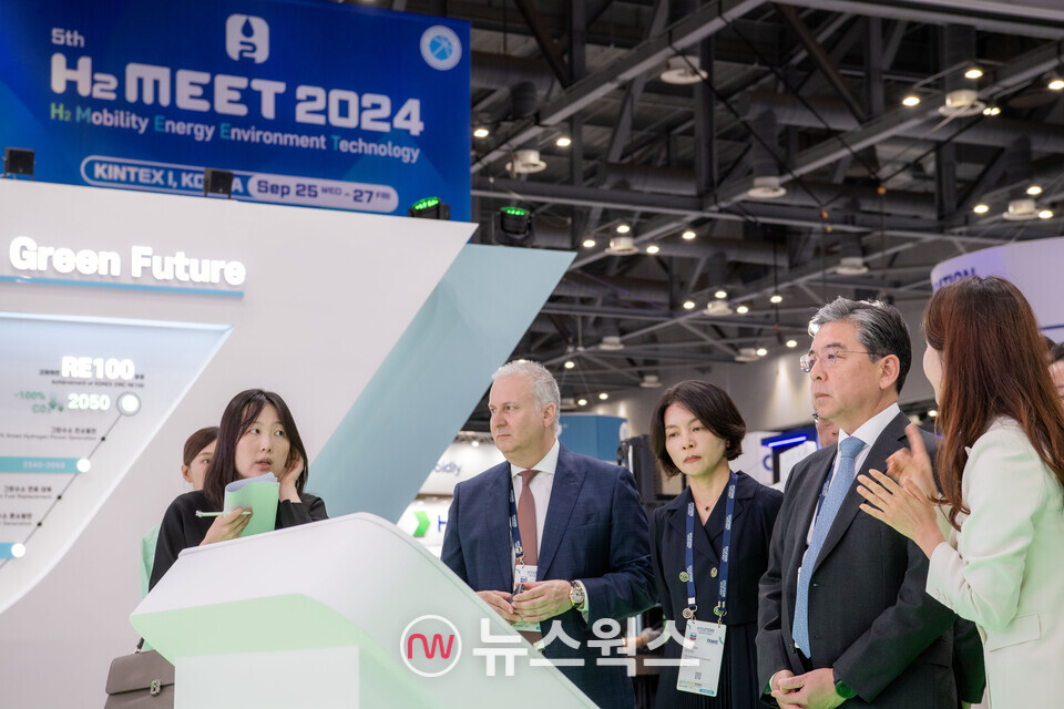 장재훈 현대차 대표이사 사장이 25일 경기도 고양시 킨텍스에서 열린 'H2 MEET 2024' 행사에서 현대차그룹 부스를 둘러보고 있다. (사진=현대차그룹)