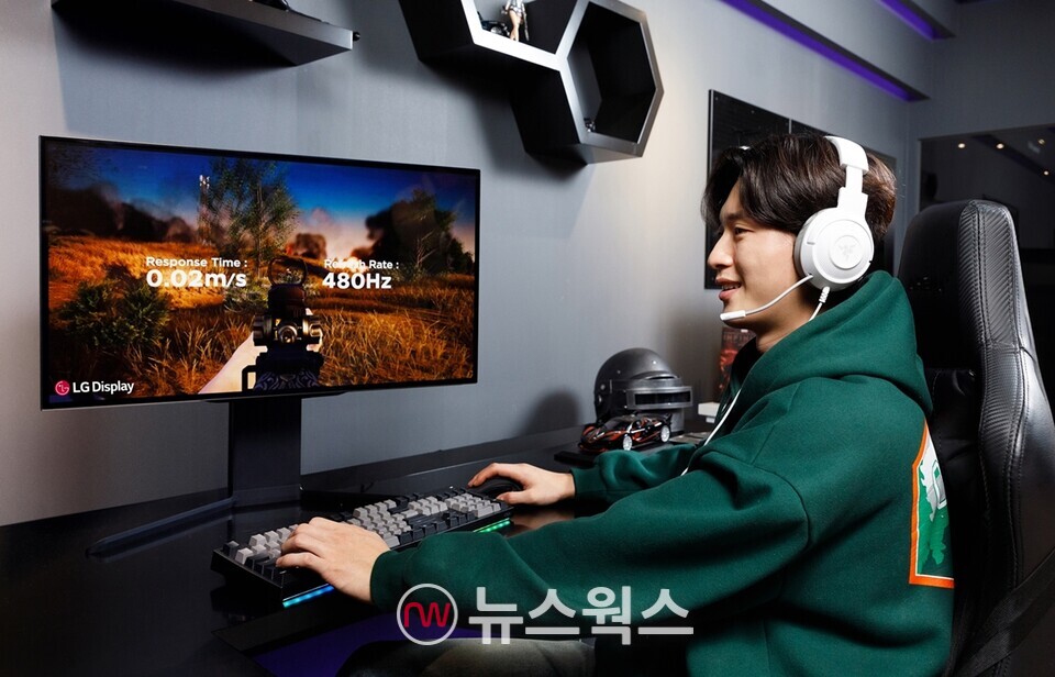 LG디스플레이 모델이 게이밍 모니터로 게임을 즐기고 있다. (사진제공=LG디스플레이)