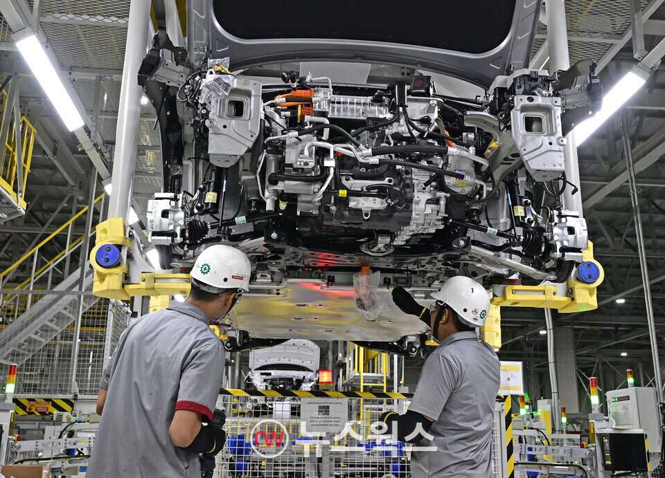 현대차 인도네시아 공장(HMMI)에서 시범 생산중인 '더 뉴 코나 일렉트릭'의 차체 하부에 작업자들이 배터리를 체결하고 있다. (사진제공=현대차)