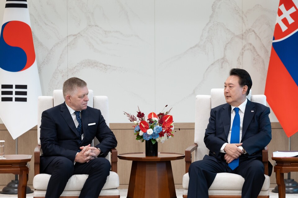 윤석열 대통령이 30일 서울 용산 대통령실 청사에서 로베르트 피초 슬로바키아 총리와 한·슬로바키아 소인수 회담을 하고 있다. (사진제공=대통령실)