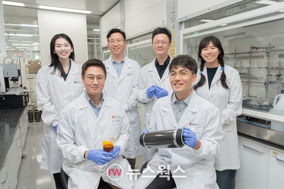 LG화학 CTO 산하 기반기술연구소 연구원들이 개발된 열폭주 억제 소재를 소개하고 있다. (사진제공=LG화학)