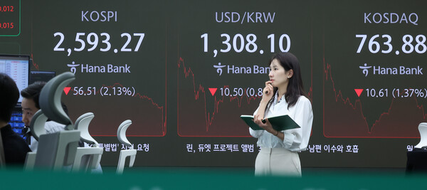 지난달 30일 오후 서울 중구 하나은행 본점 딜링룸 전광판에 증시 종가가 표시되고 있다. (사진=뉴스1)